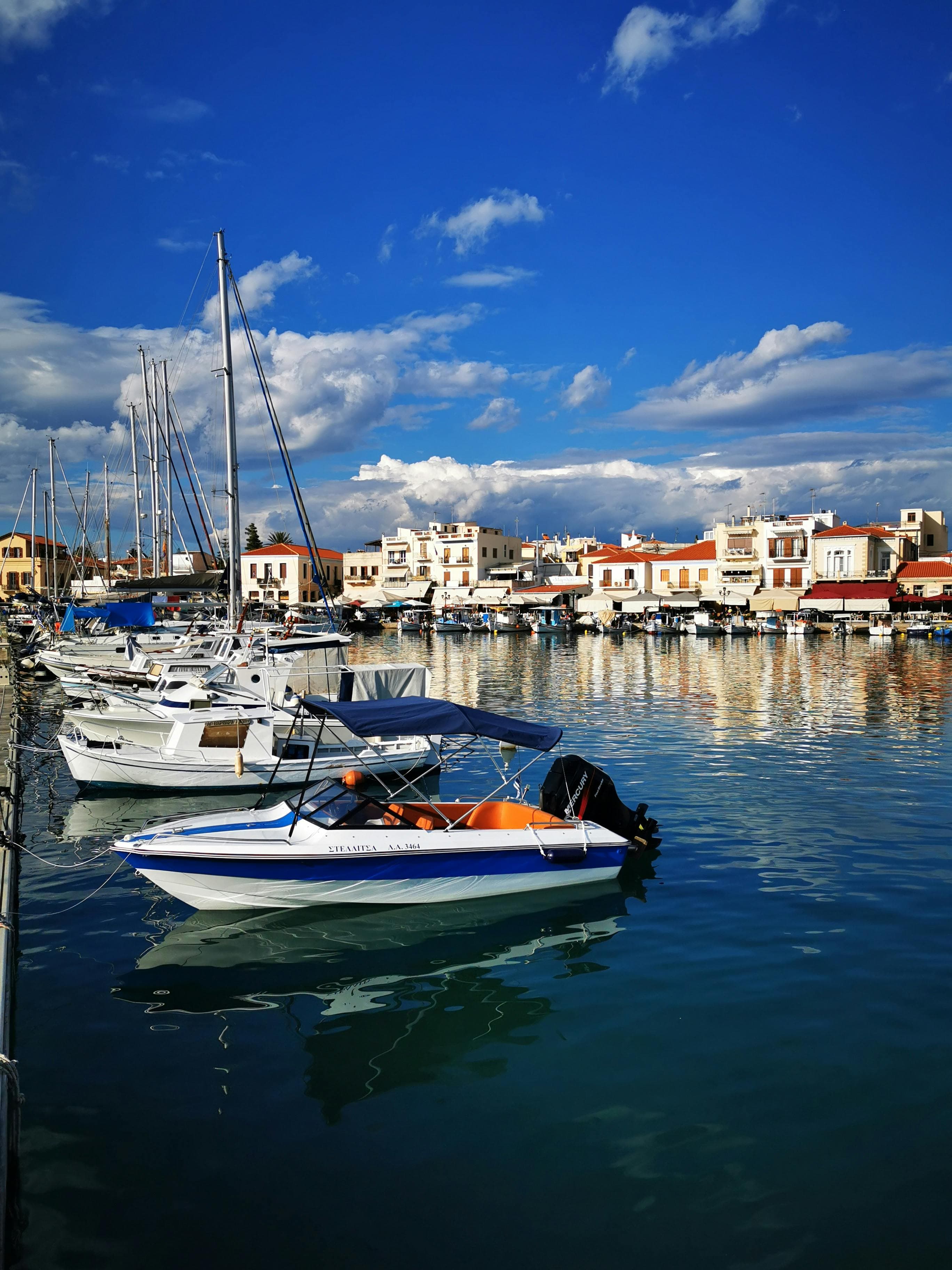 Βάρκα δίπλα στην ακτή